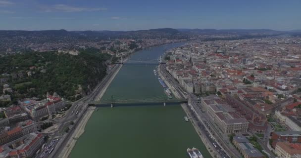 Volando sobre el río Danubio en la ciudad de Budapest. Imágenes aéreas perfectas — Vídeo de stock