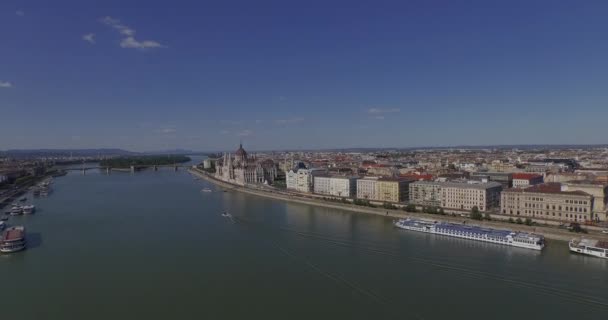 Vliegen boven de rivier de Donau in de stad Boedapest. Perfecte antenne footages — Stockvideo