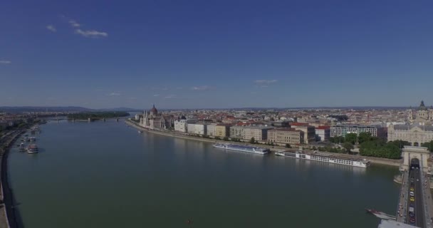 Budapeşte şehrinde Tuna Nehri üzerinde uçmak. Mükemmel hava görüntüleri — Stok video