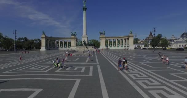 Het Heldenplein is het grootste plein van Boedapest. Luchtopnames. Augustus 2015 — Stockvideo