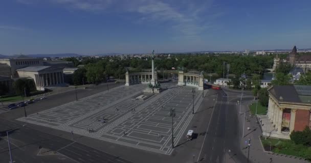 Heroes Square - la plaza más grande de Budapest (Aérea ) — Vídeos de Stock