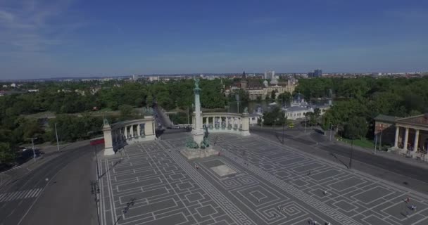 Heldenplein-het grootste plein in Boedapest (Aerial) — Stockvideo