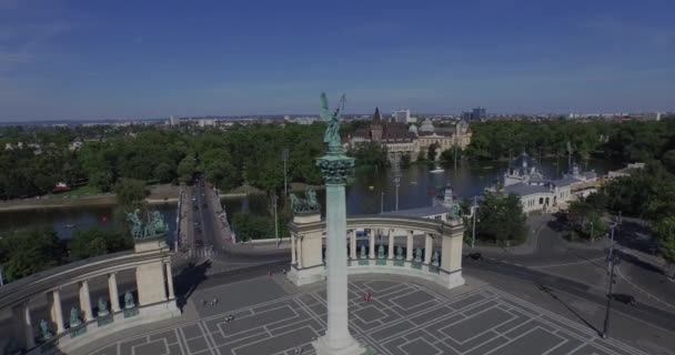 Praça dos Heróis - a maior praça de Budapeste (aérea ) — Vídeo de Stock
