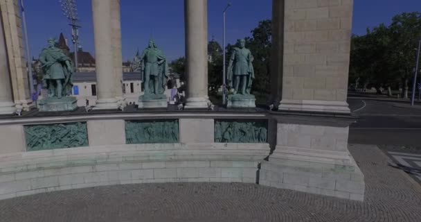Hrdinové Square-největší náměstí v Budapešti (letecká) — Stock video
