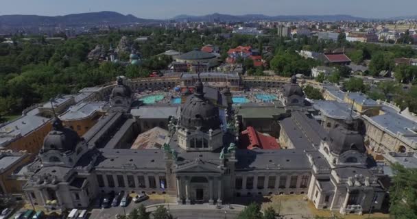 Łaźnia na świeżym powietrzu i spa w Budapeszcie, Węgry (antena) — Wideo stockowe