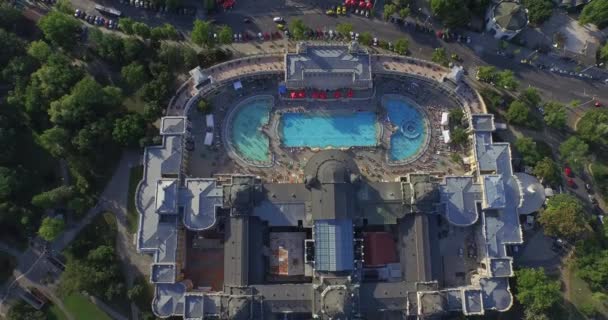 ブダペスト、ハンガリーの露天風呂とスパの空中撮影(空中) — ストック動画