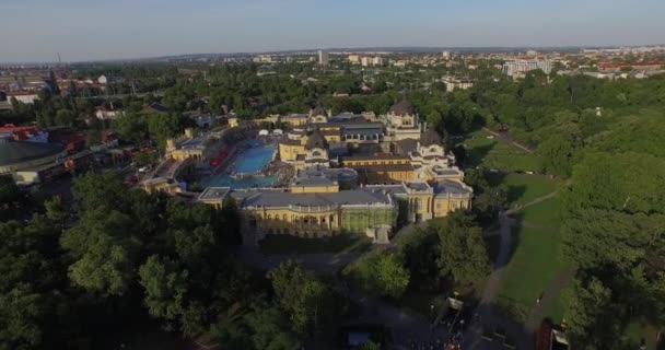 Baño al aire libre y spa en Budapest, Hungría (AERIAL ) — Vídeo de stock