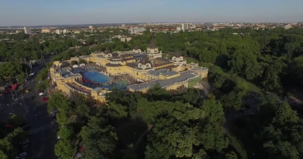 Open air bath and spa  in Budapest, Hungary (AERIAL) — Stock Video