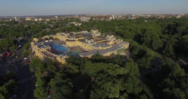 Ванна и спа под открытым небом в Будапеште, Венгрия (AERIAL ) — стоковое видео