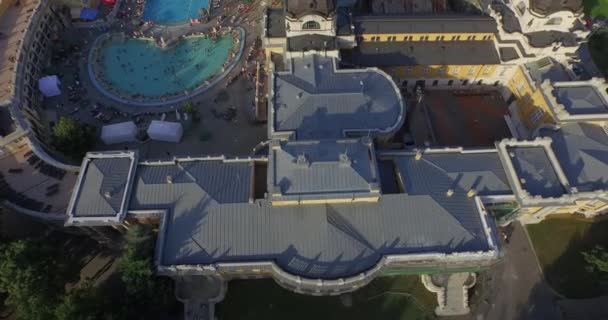 Luchtfoto van de Open Air Bath en Spa in Boedapest, Hongarije (Aerial) — Stockvideo