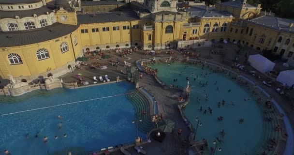 Riprese aeree del bagno all'aperto e spa a Budapest, Ungheria (AERIAL ) — Video Stock