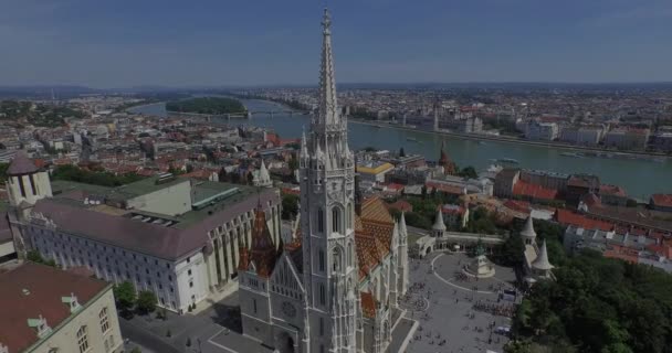 Mattiaskyrkan och Fiskarbastionen (antenn) — Stockvideo