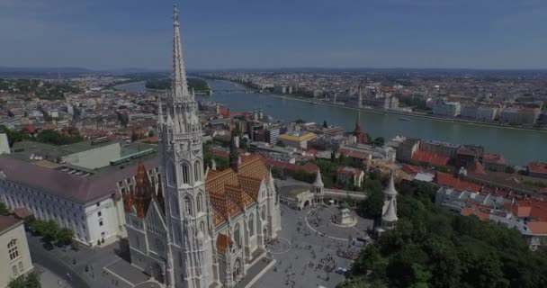 Igreja Matthias e Bastião dos Pescadores (AERIAL ) — Vídeo de Stock