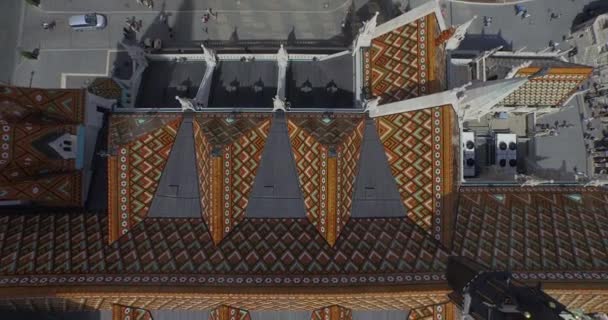 A Mátyás templom és a Halászbástya (légi) — Stock videók