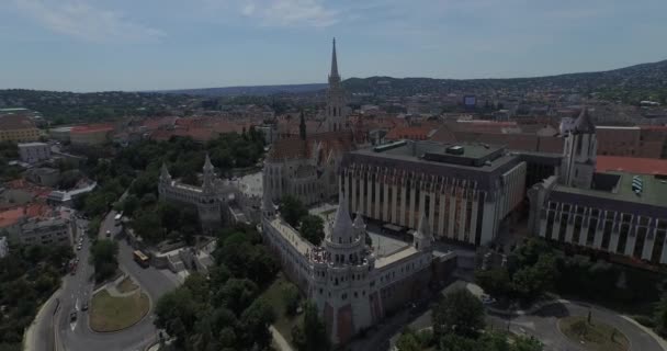 A Mátyás templom és a Halászbástya (légi) — Stock videók