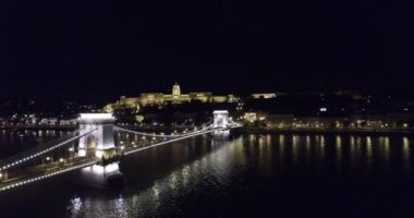 Budapeşte'nin güzel köprülerinde havadan gece manzarası