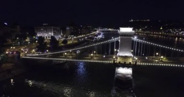 Budapeşte'nin güzel köprülerinde havadan gece manzarası