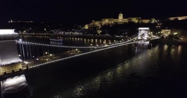 Budapeşte'nin güzel köprülerinde havadan gece manzarası