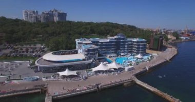 Gösteri sırasında dolphinarium üzerinde uçan