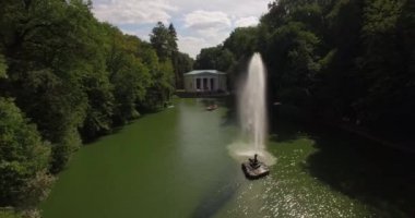 Pitoresk ve romantik dendrolojik parkta havadan çekim