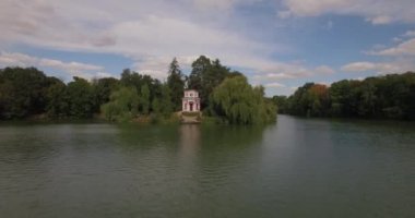 Pitoresk ve romantik dendrolojik parkta havadan çekim