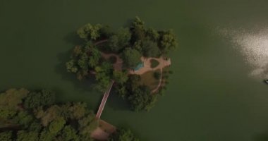 Pitoresk ve romantik dendrolojik parkta havadan çekim