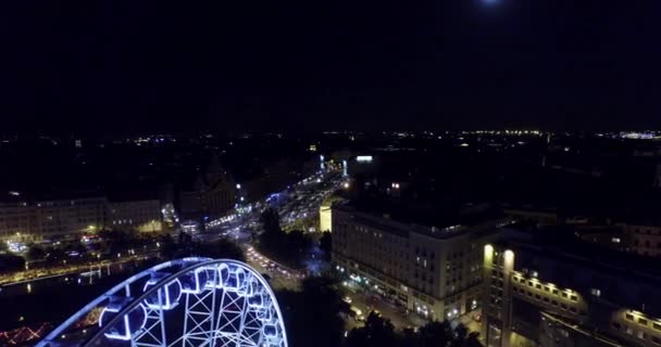 Occhio di Budapest, la ruota panoramica gigante alla luce della luna. (Aereo ) — Video Stock