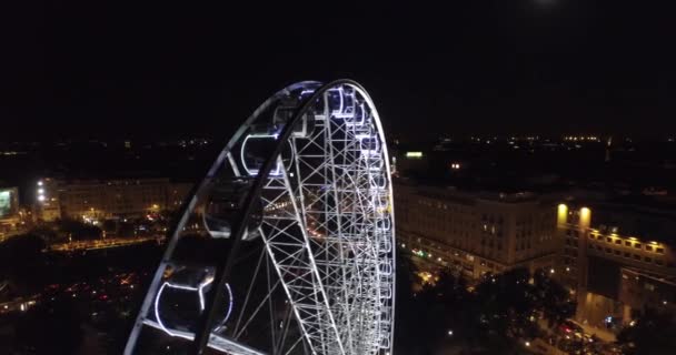 Occhio di Budapest, la ruota panoramica gigante alla luce della luna. (Aereo ) — Video Stock