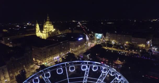 Occhio di Budapest, la ruota panoramica gigante alla luce della luna. (Aereo ) — Video Stock