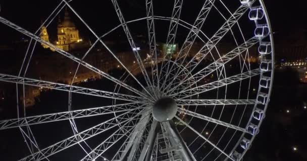 Budapest Eye, het reuzenrad in de maanlicht. (Aerial) — Stockvideo