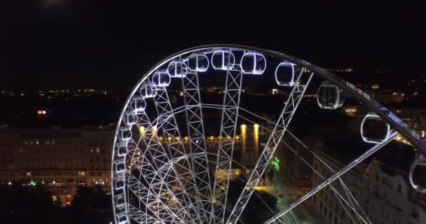 Occhio di Budapest, la ruota panoramica gigante alla luce della luna. (Aereo ) — Video Stock