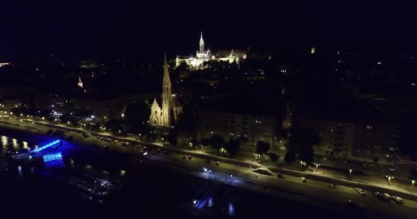 Luchtfoto nachtzicht op prachtige bruggen van Boedapest — Stockvideo