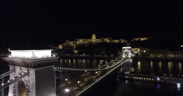 Vista aérea nocturna sobre hermosos puentes de Budapest — Vídeos de Stock