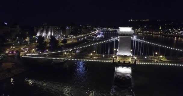 Vista aérea nocturna sobre hermosos puentes de Budapest — Vídeos de Stock