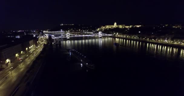 बुडापेस्ट के सुंदर पुलों पर हवाई रात दृश्य — स्टॉक वीडियो