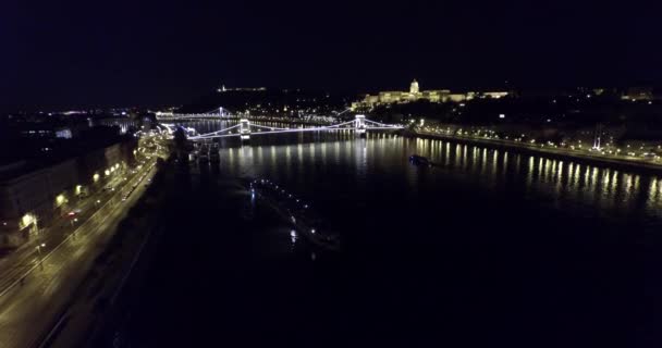 Vista aérea noturna em belas pontes de Budapeste — Vídeo de Stock