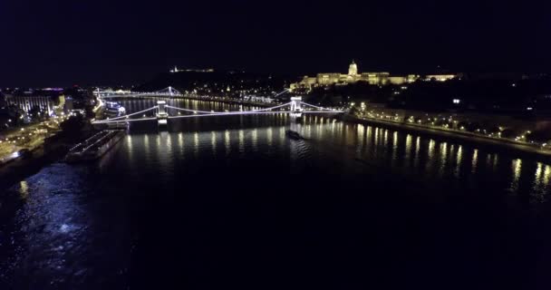 Vista aérea nocturna sobre hermosos puentes de Budapest — Vídeo de stock