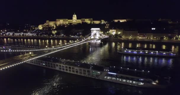 Nachtansicht aus der Luft auf schönen Brücken von Budapest — Stockvideo