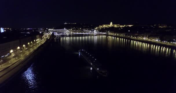 Vista aérea noturna em belas pontes de Budapeste — Vídeo de Stock