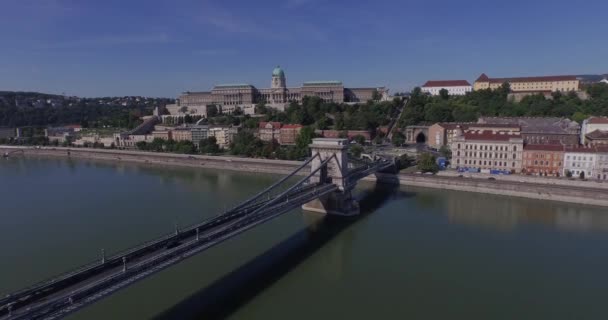 Luftaufnahmen des königlichen Palastes oder der budaer Burg in Budapest City — Stockvideo