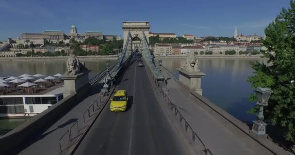 Budapeşte'deki Chaine köprüsünün havadan çekilmiş fotoğrafları. Ağustos 2015 — Stok video