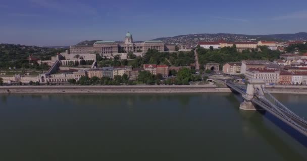 Εναέρια πλάνα από βασιλικό παλάτι ή κάστρο της Βούδας στην πόλη της Βουδαπέστης — Αρχείο Βίντεο
