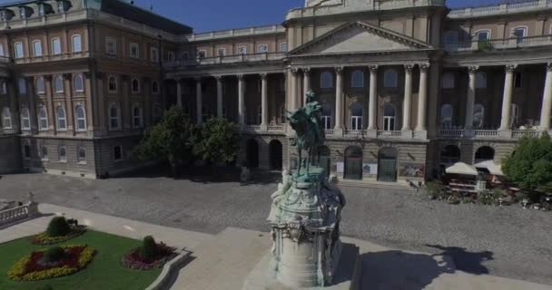 A királyi palota vagy a Budai vár légifelvételeit a budapesti belvárosban — Stock videók
