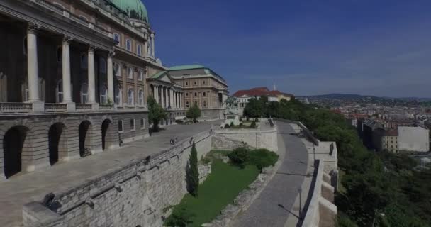 A királyi palota vagy a Budai vár légifelvételeit a budapesti belvárosban — Stock videók