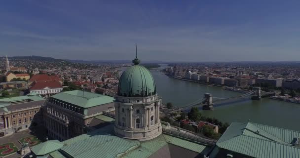 Luftaufnahmen des königlichen Palastes oder der budaer Burg in Budapest City — Stockvideo