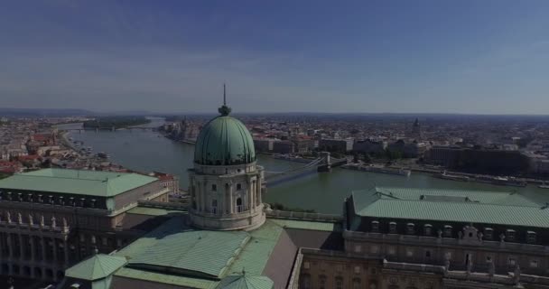 Opptak av kongelige palass eller Buda slott i Budapest by – stockvideo