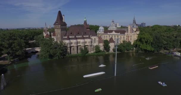 Budapeşte, Macaristan'daki Vajdahunyad Kalesi'nin havadan çekilmiş fotoğrafları — Stok video