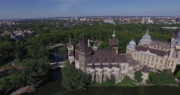 Luchtfoto's van Kasteel Vajdahunyad in Boedapest, Hongarije — Stockvideo