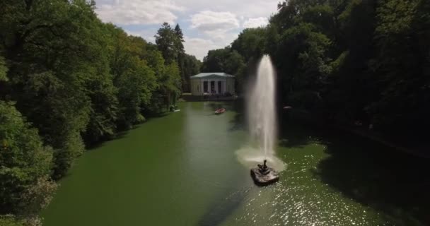 Aerial Filmning i pittoreska och romantiska dendrologiska Park — Stockvideo