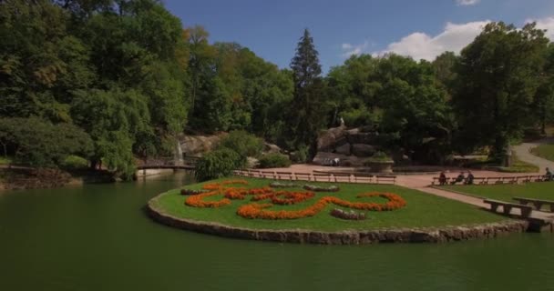 Aerial filming in picturesque and romantic dendrological park — Stockvideo